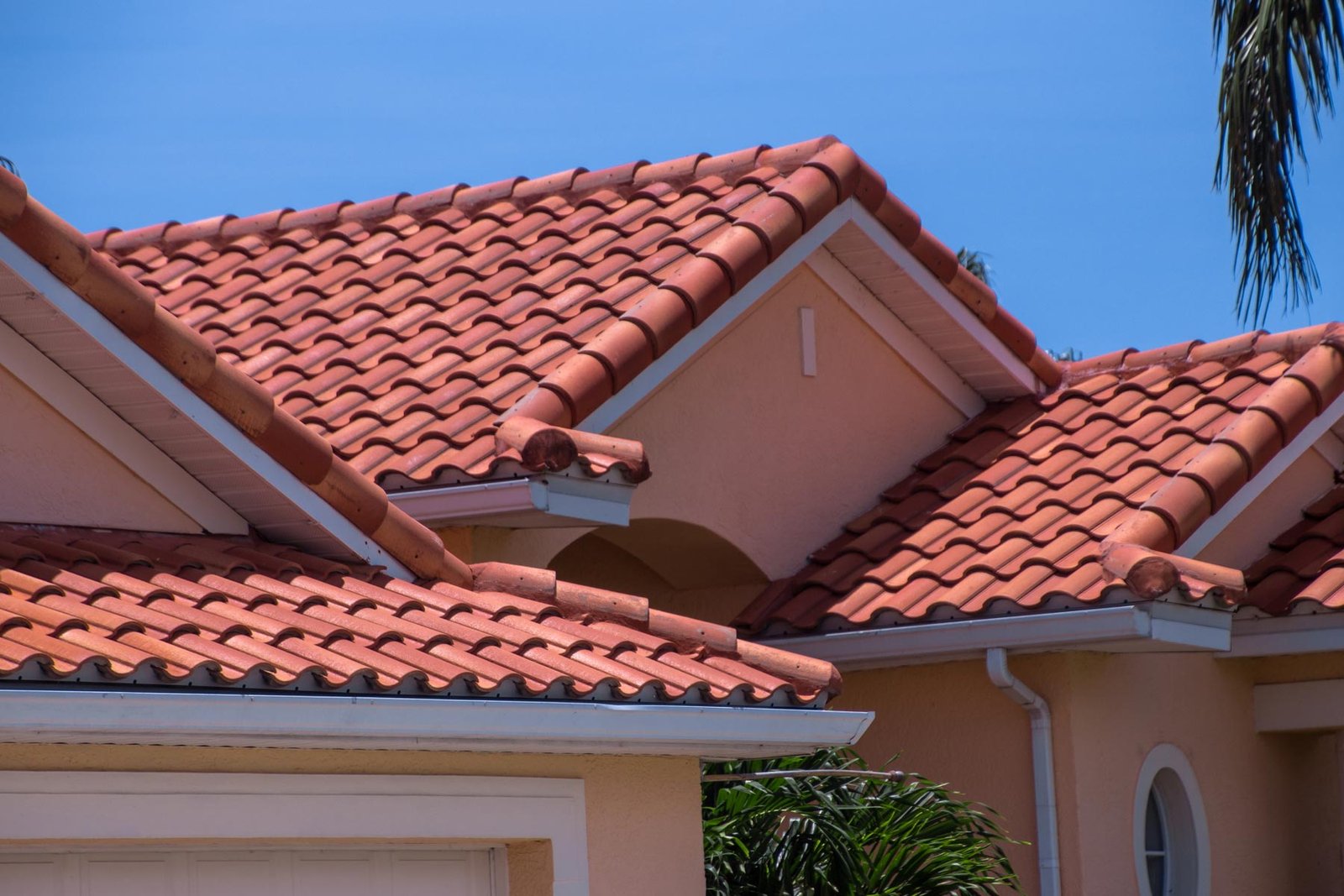 homeguide-terracotta-roof-tiles-installed-on-modern-home_bgcec2